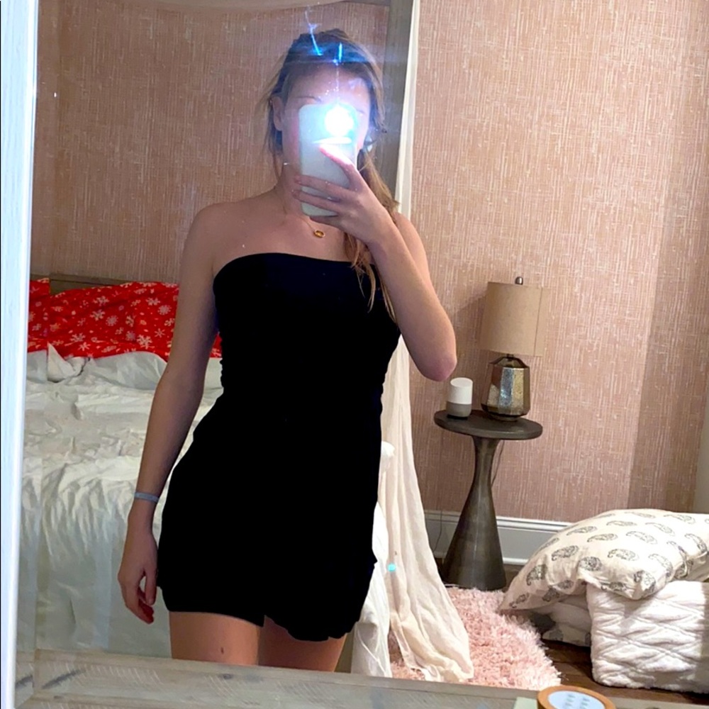 Hey guys!! i’m selling this black romper!!